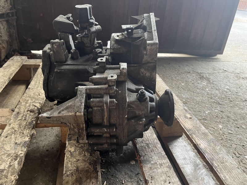 VW Passat 1,8 Benzin Getriebe CGX 07044140488